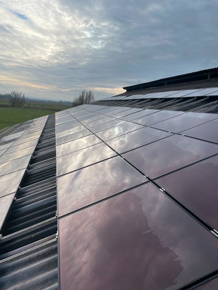 Saubere Solarmodule auf einem Dach nach der Reinigung, glänzend und frei von Staub- und Schmutzablagerungen, klare Reflexionen sichtbar