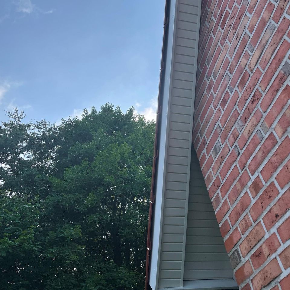 Dachüberstand nach der Reinigung, sauber und frei von Moos und Verschmutzungen