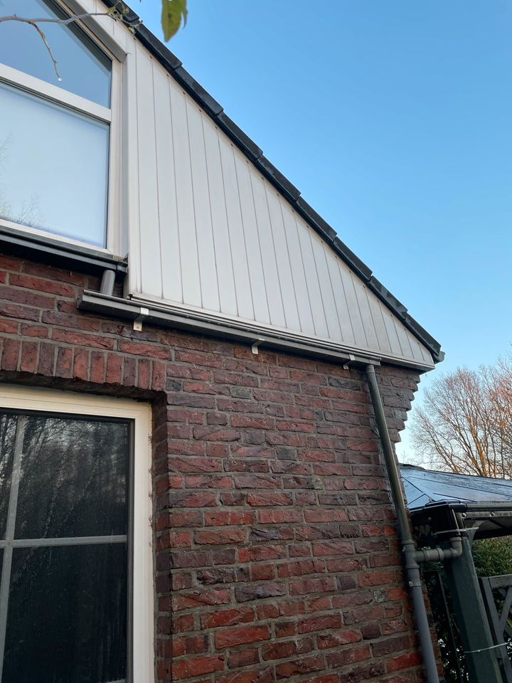 Fassade nach der Reinigung, Holzverkleidung und Ziegel sauber und frei von Verunreinigungen