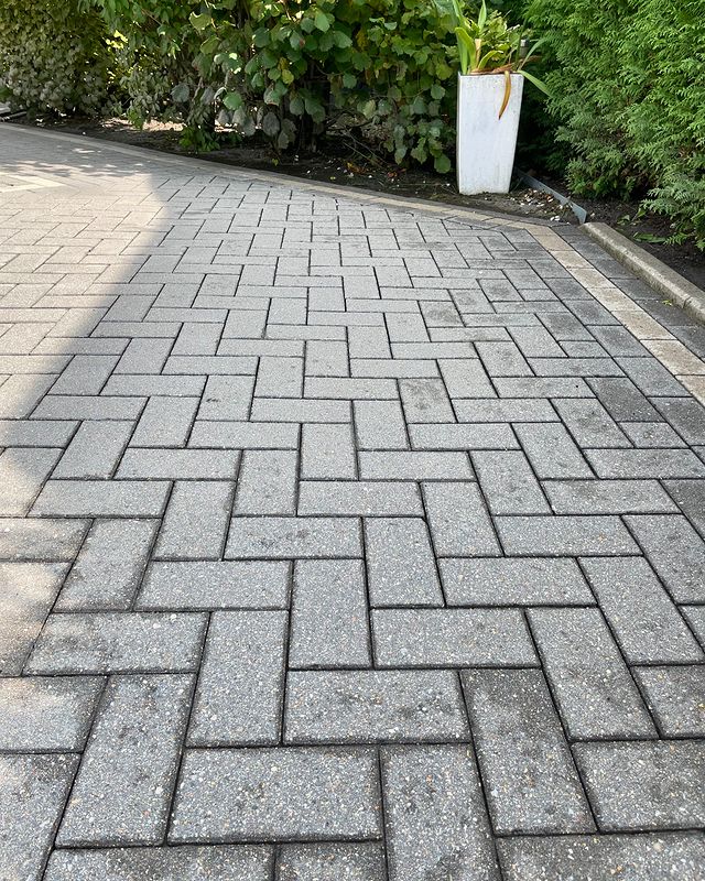 Terrassenfläche nach der Reinigung, sauber und frei von Flechten und Schmutzablagerungen, gepflegtes und einladendes Erscheinungsbild