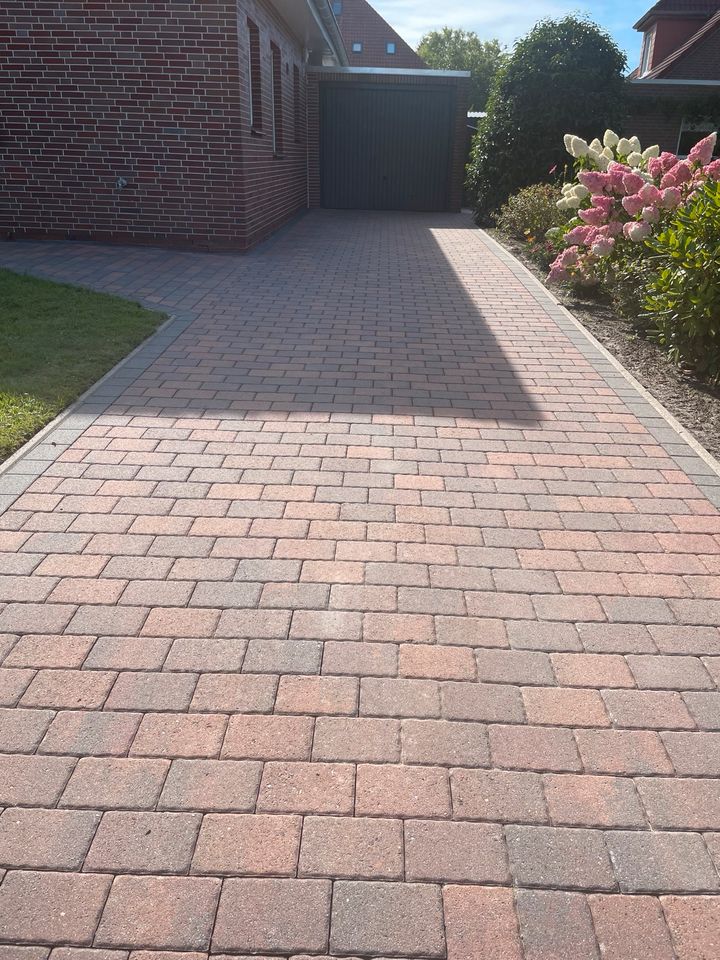 Pflasterfläche nach der Reinigung, sauber und frei von Moos- und Flechtenablagerungen, gleichmäßiges und gepflegtes Erscheinungsbild