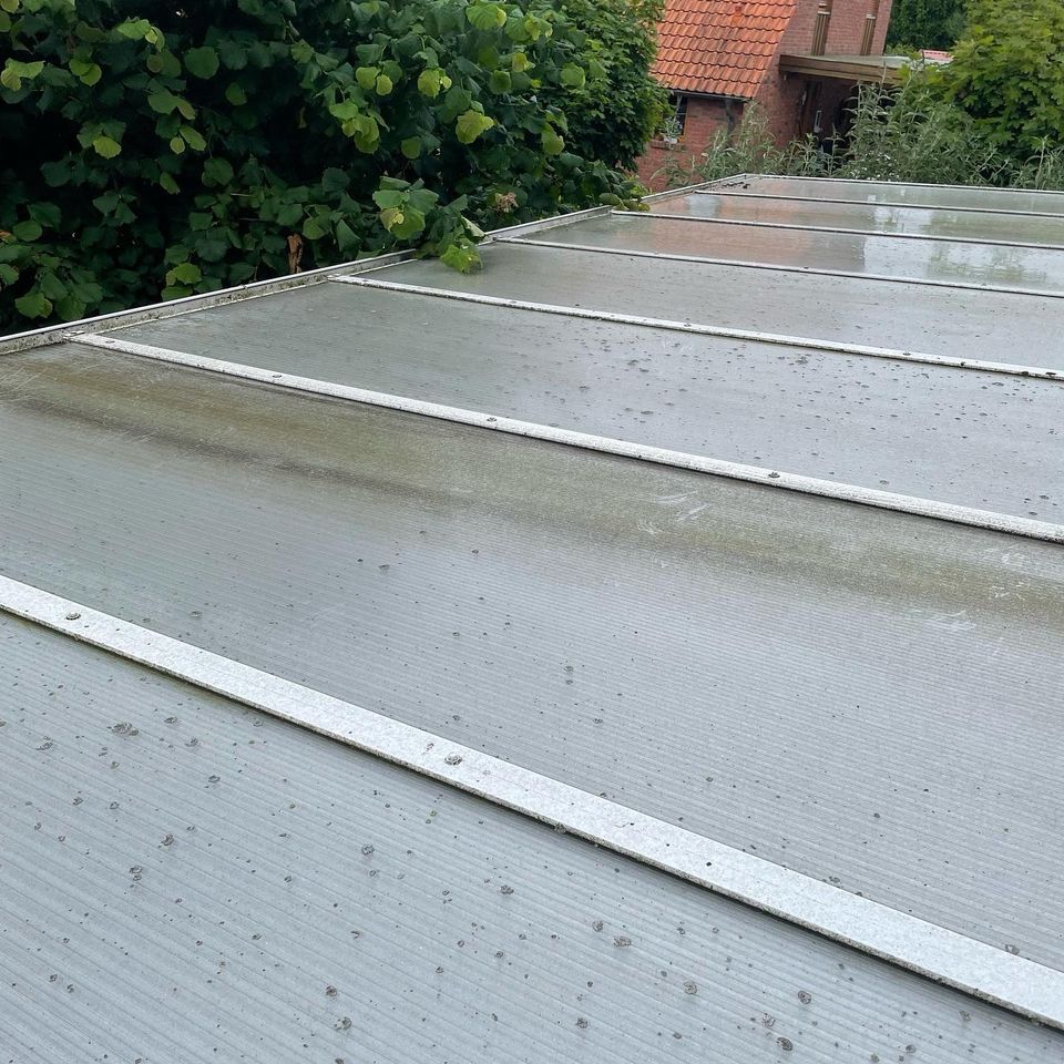 Terrassenüberdachung vor der Reinigung, mit deutlichen Verschmutzungen durch Staub, Flecken und Algenablagerungen auf den Glasflächen